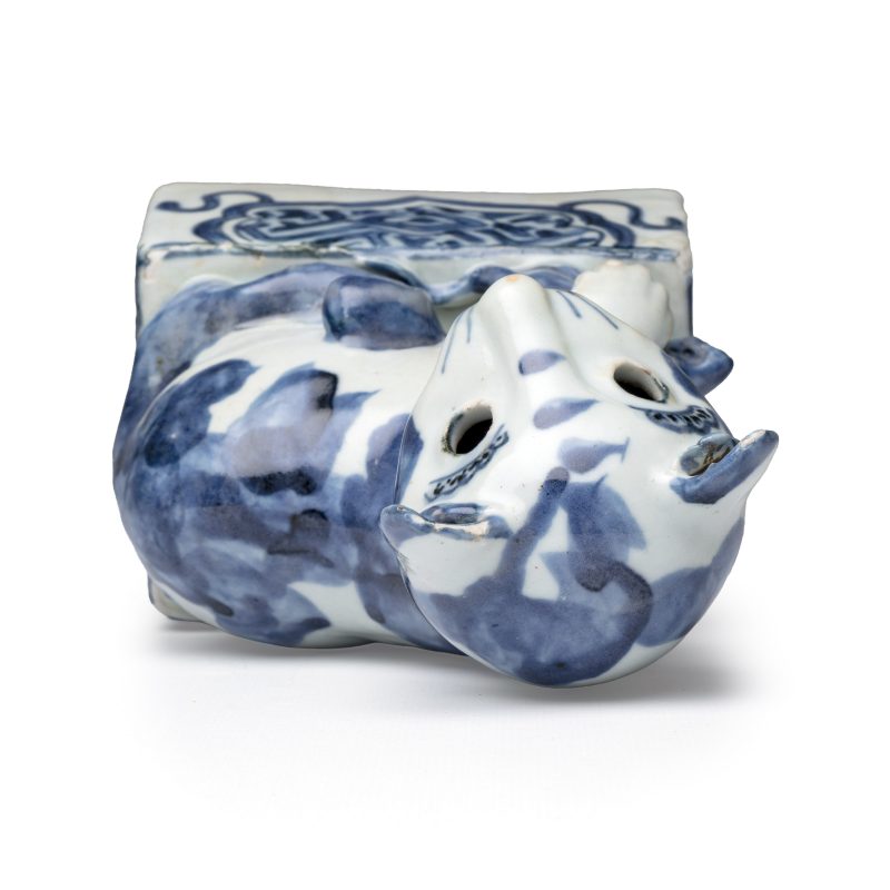 An extremely rare Chinese blue and white ko-sometsuke 'Cat' incense burner - 图6