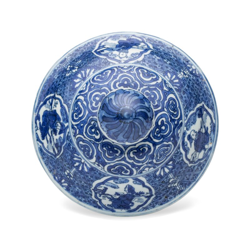 A fine Chinese blue and white vase and cover with narrative design - 图6