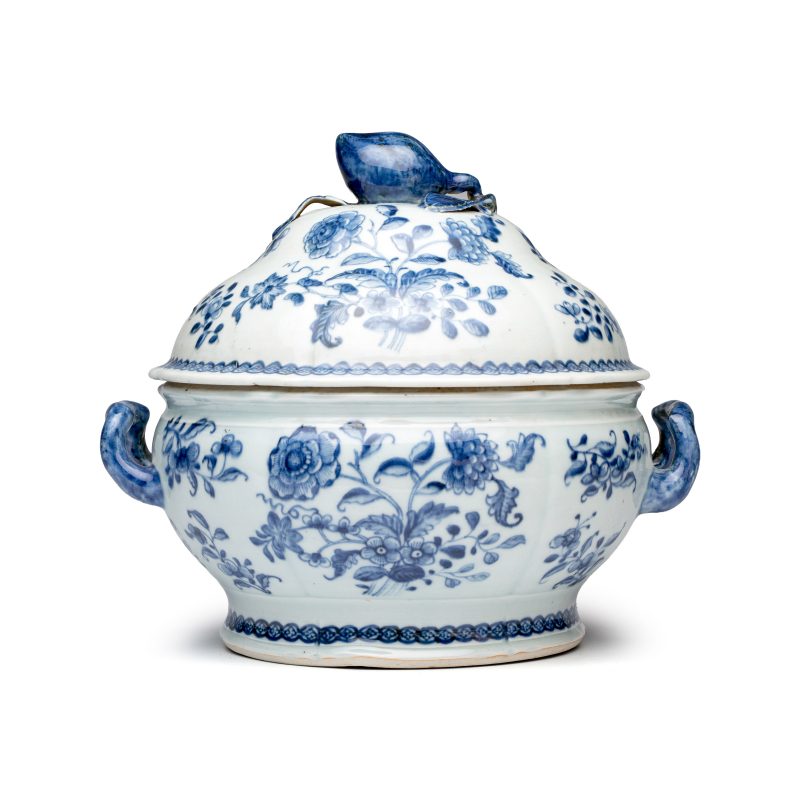 A pair of Chinese blue and white covered tureens with floral design - 图10