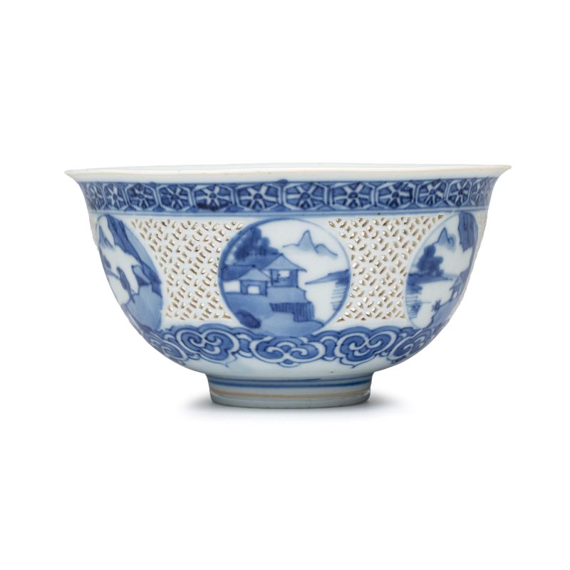 A pair of Chinese blue and white reticulated 'Linglong' bowls with landscape panels - 图10