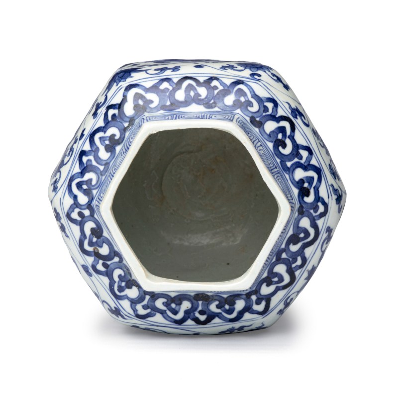 A Chinese blue and white 'Dragons among Lotus Scroll' hexagonal vase - 图7