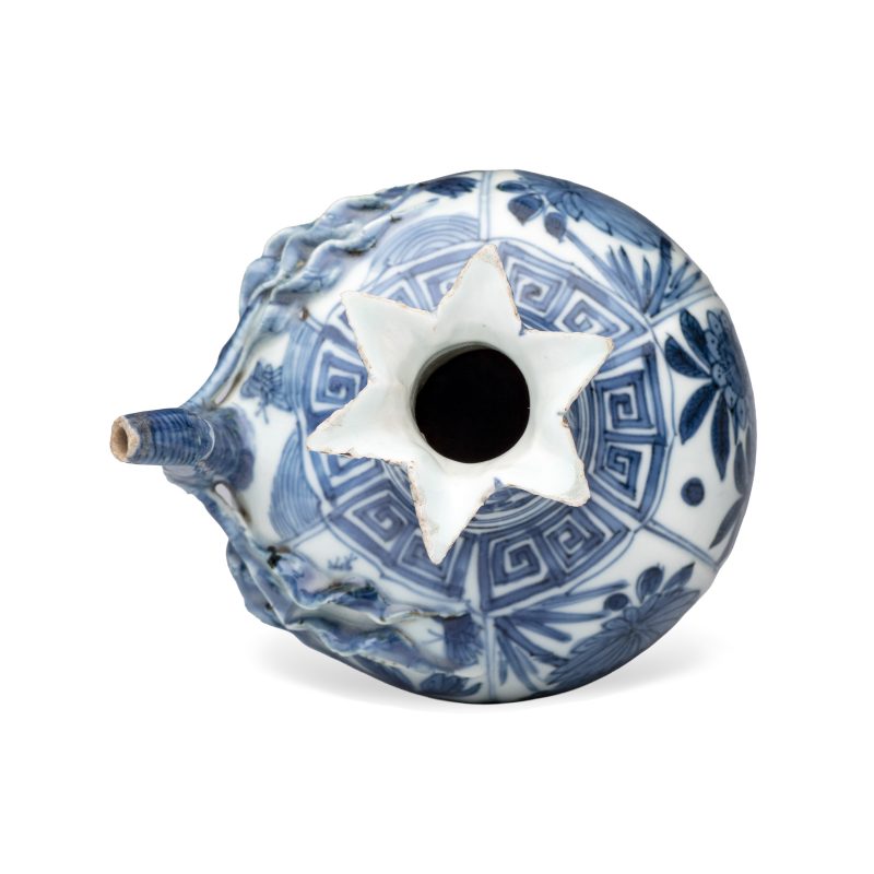 A Chinese blue and white pomegranate-shaped ewer - 图6