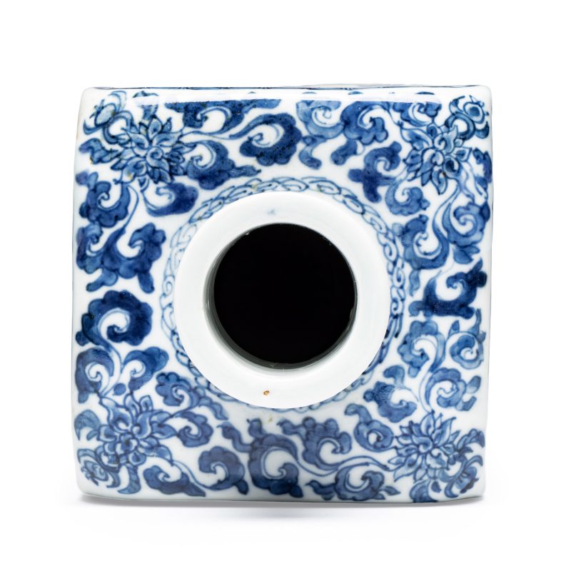 A pair of Chinese blue and white 'Blossoming Flower Branches' square flasks and covers - 图7