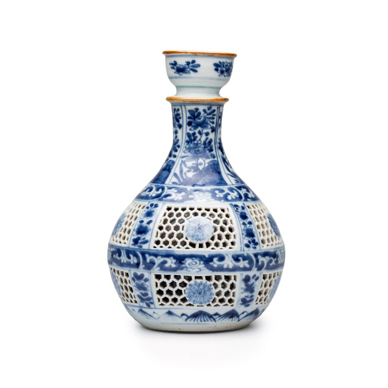 A pair of Chinese blue and white double-walled 'Linglong' hookah bases - 图2