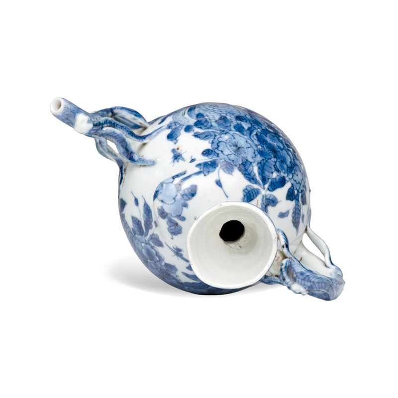A Chinese blue and white peach-shaped cadogan-type wine pot - 图8
