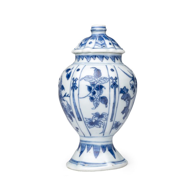A pair of Chinese blue and white covered mustard pots with floral design - 图5