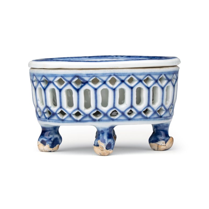 Three Chinese blue and white reticulated salts after European silver models - 图18