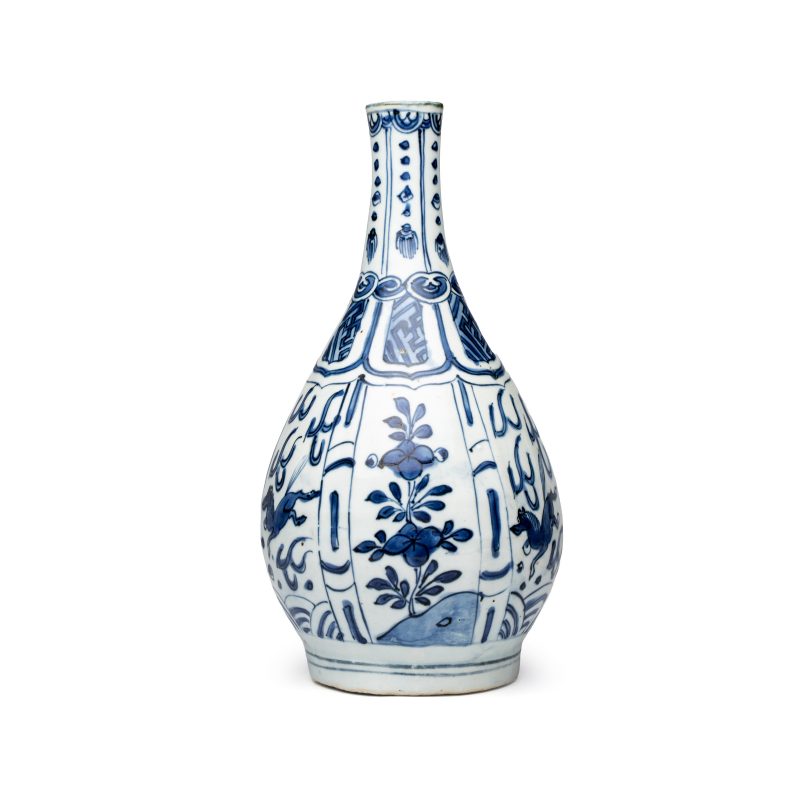 A pair of Chinese blue and white 'Flying Horses' pear-shaped bottle vases - 图3