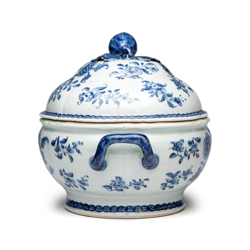 A pair of Chinese blue and white covered tureens with floral design - 图11
