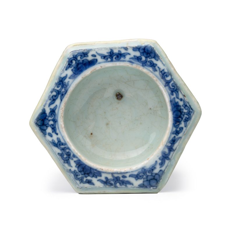 A Chinese blue and white hexagonal salt with figural design - 图12