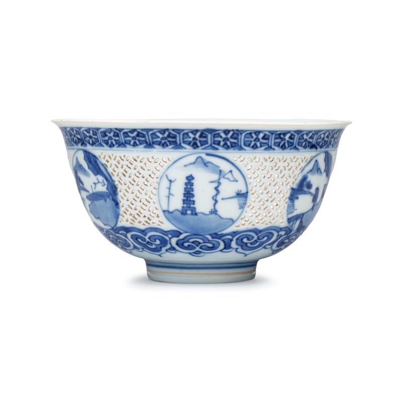 A pair of Chinese blue and white reticulated 'Linglong' bowls with landscape panels - 图11