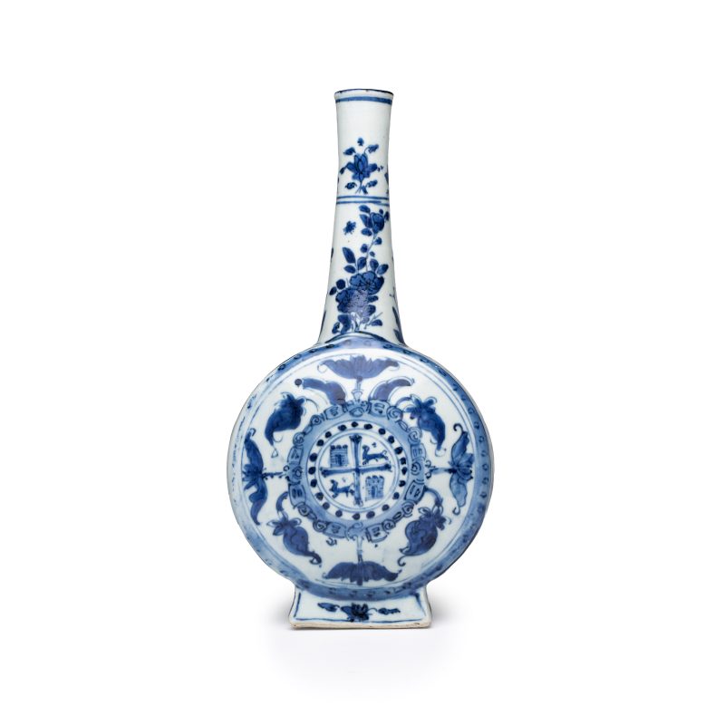 A rare and important Chinese armorial blue and white bottle vase with Royal Spanish arms - 图2
