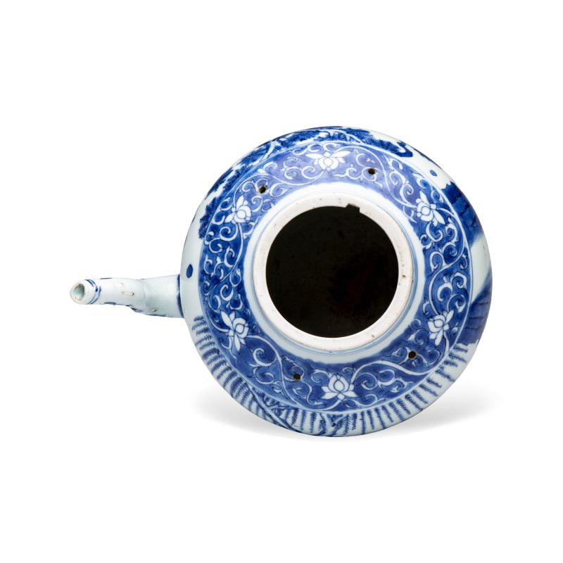 An unusual Chinese blue and white 'Deer' ewer - 图6
