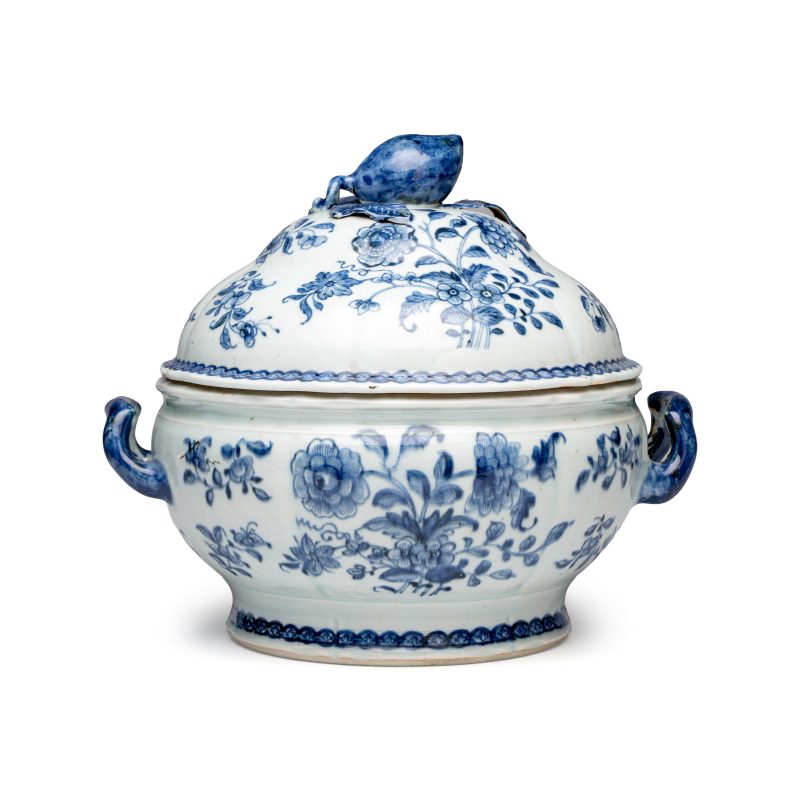 A pair of Chinese blue and white covered tureens with floral design - 图12