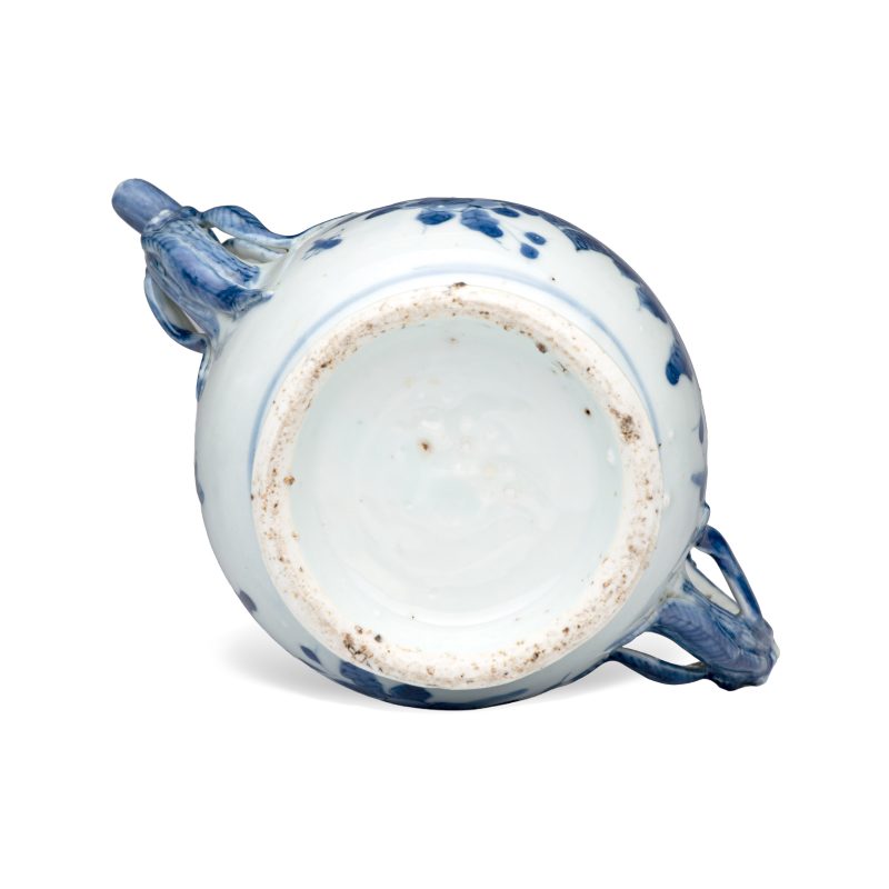 A Chinese blue and white peach-shaped cadogan-type wine pot - 图9