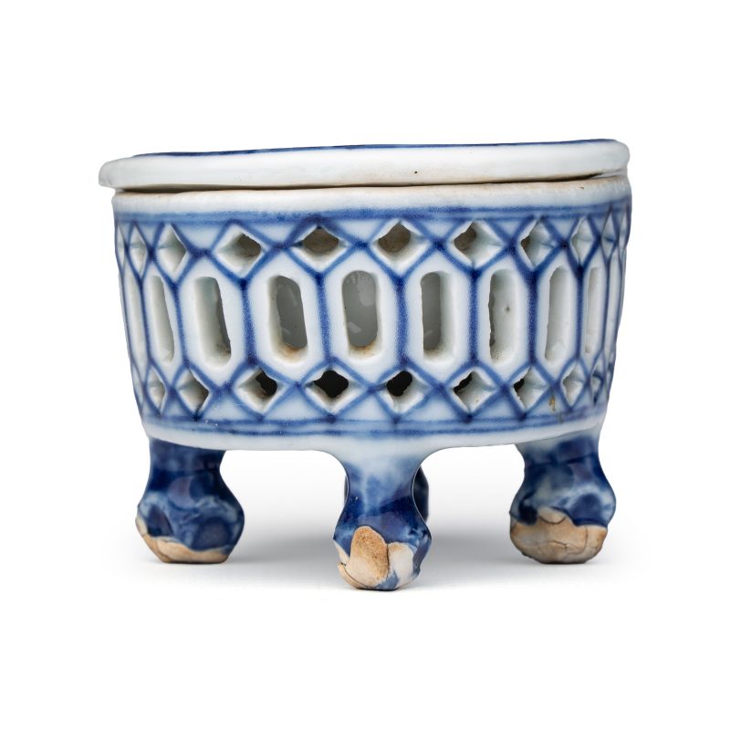 Three Chinese blue and white reticulated salts after European silver models - 图19