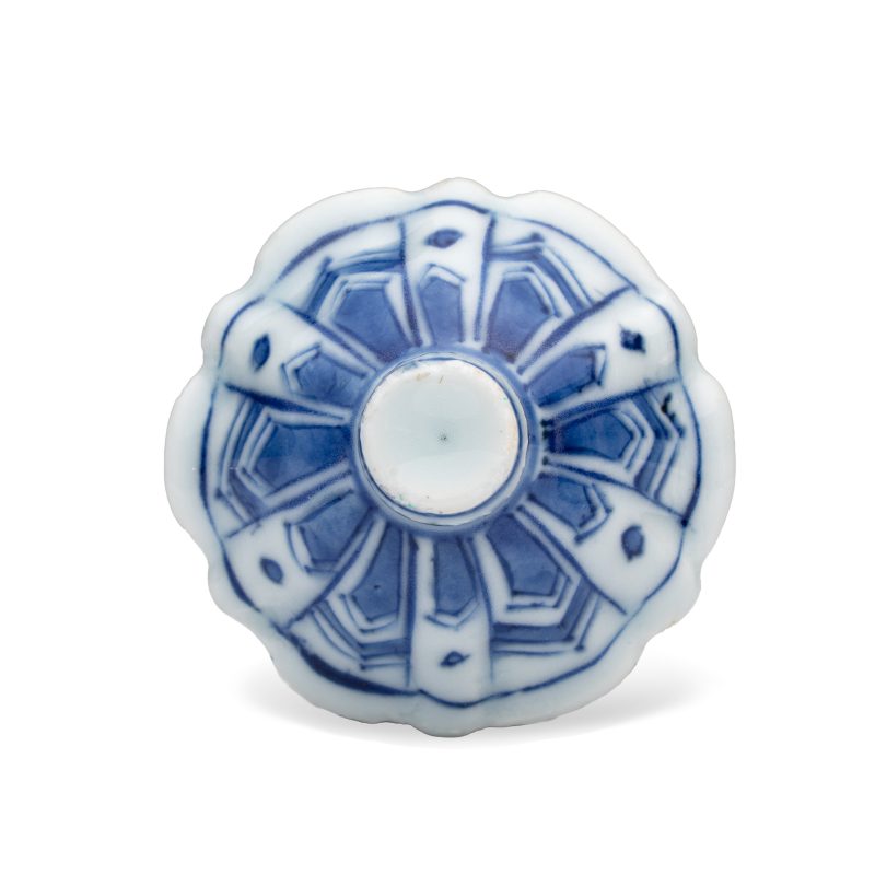 A pair of Chinese blue and white covered mustard pots with floral design - 图6