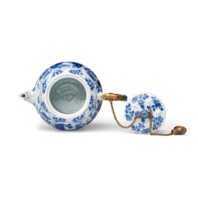 A pair of Chinese blue and white lotus-shaped teapots with mounts - 图6