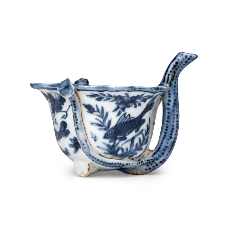 A Chinese blue and white lotus leaf-shape 'Aquatic Animals' straw cup - 图4