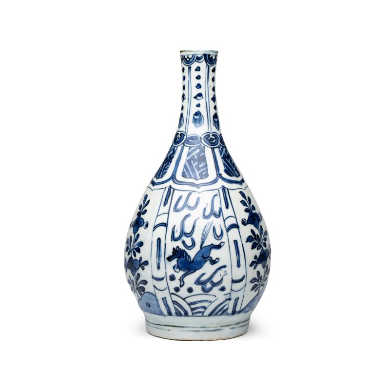 A pair of Chinese blue and white 'Flying Horses' pear-shaped bottle vases - 图4