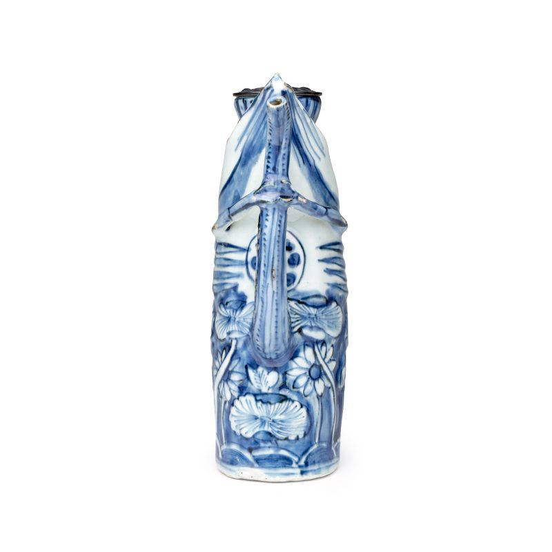 A rare Chinese blue and white 'Crayfish' ewer with silver cover - 图5