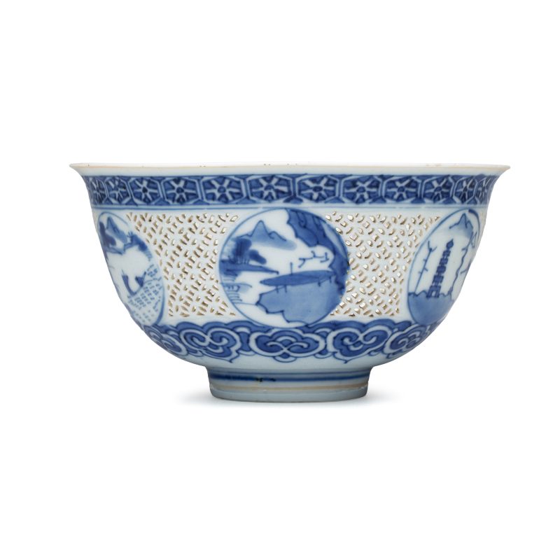 A pair of Chinese blue and white reticulated 'Linglong' bowls with landscape panels - 图12