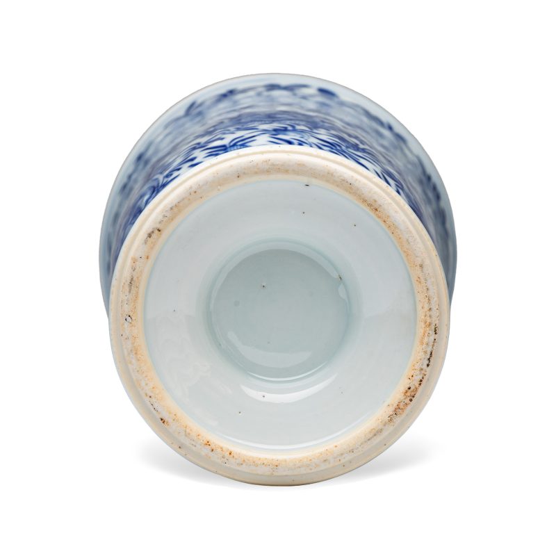 A Chinese blue and white beaker and cover with floral design - 图8