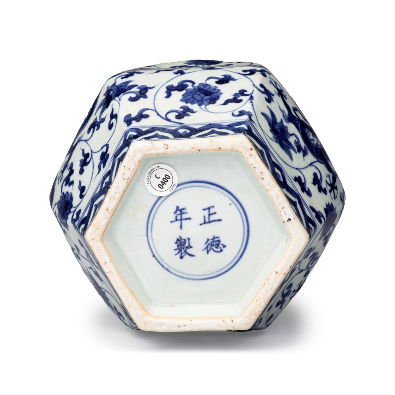A Chinese blue and white 'Dragons among Lotus Scroll' hexagonal vase - 图8