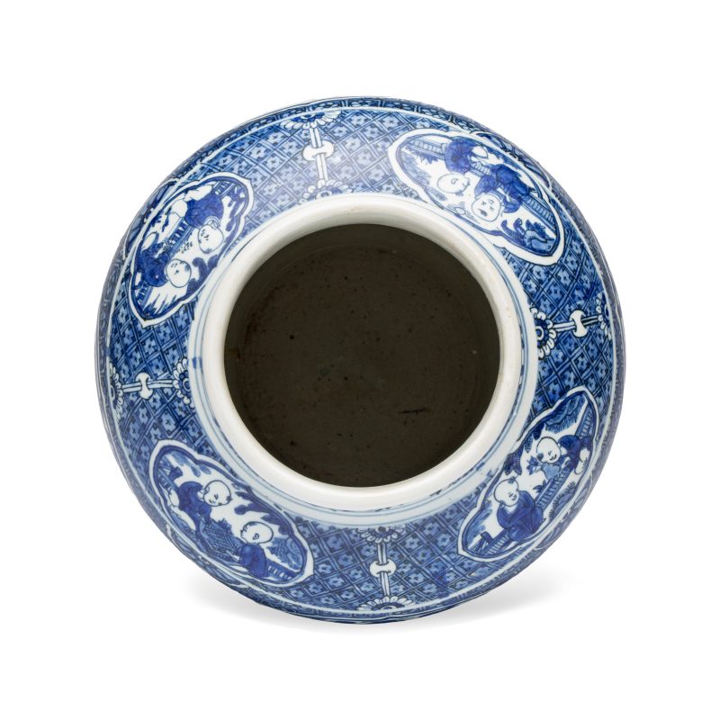 A fine Chinese blue and white vase and cover with narrative design - 图8
