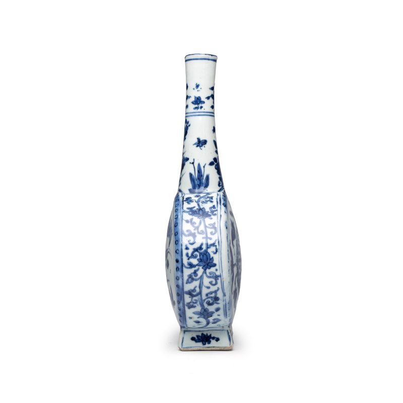 A rare and important Chinese armorial blue and white bottle vase with Royal Spanish arms - 图3