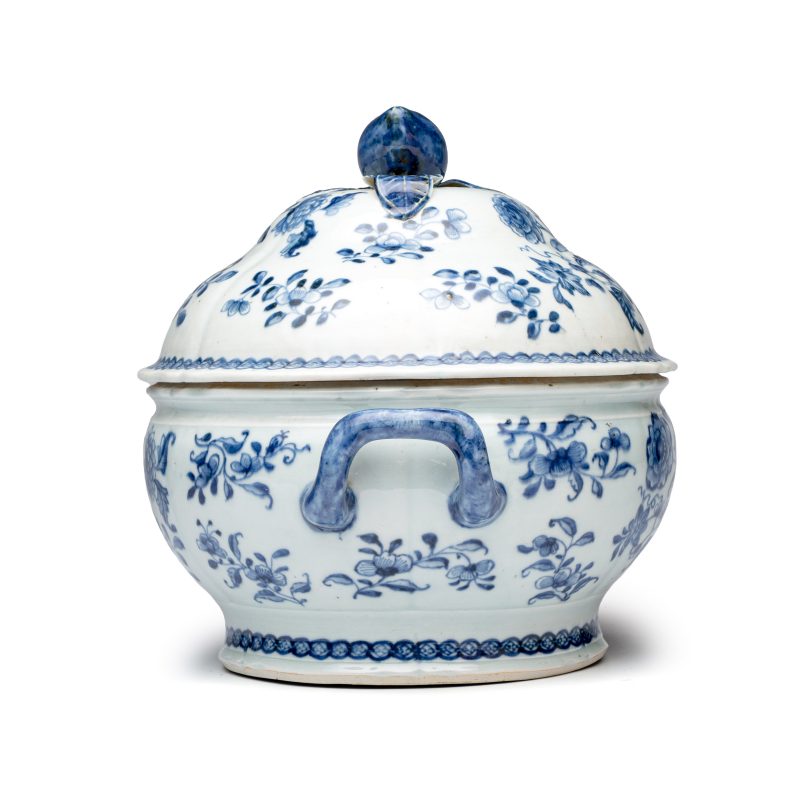 A pair of Chinese blue and white covered tureens with floral design - 图13