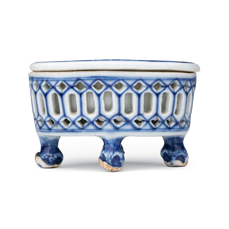 Three Chinese blue and white reticulated salts after European silver models - 图20