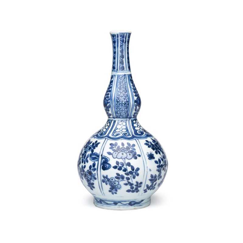 A Chinese blue and white double-gourd vase with floral design - 图2