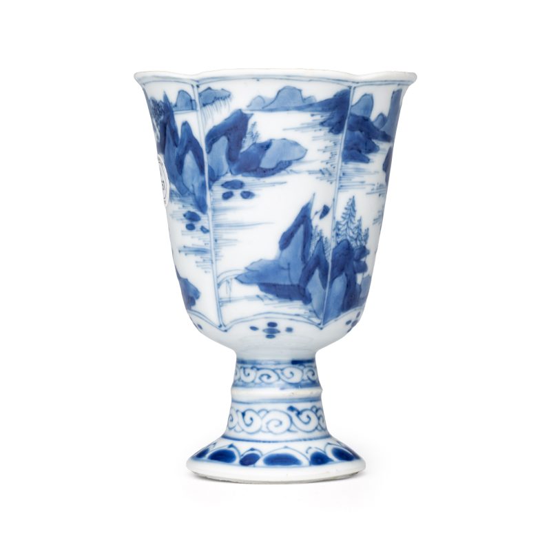 A rare Chinese blue and white 'Mountainous Landscape' lobed goblet - 图4