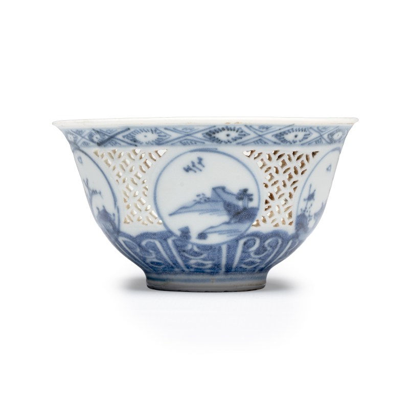 A Chinese blue and white reticulated 'Linglong' cup, Hatcher Cargo - 图3