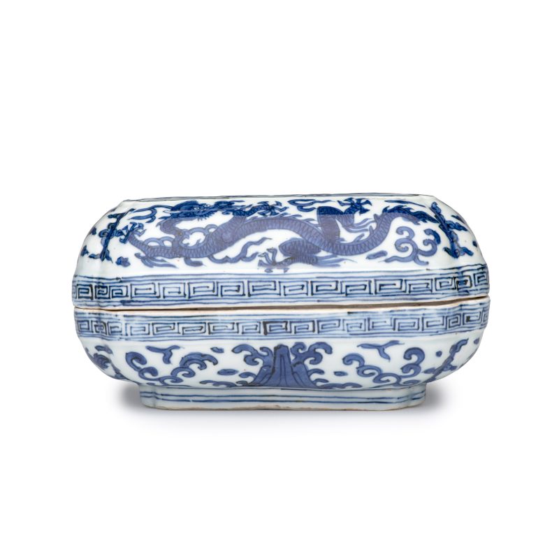A Chinese blue and white quatrefoil 'Dragon' box and cover - 图9