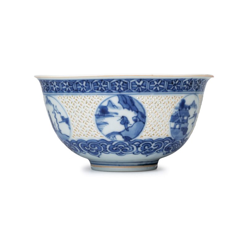 A pair of Chinese blue and white reticulated 'Linglong' bowls with landscape panels - 图13