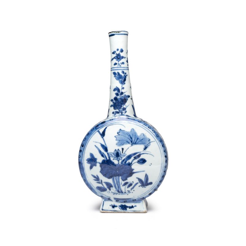 A rare and important Chinese armorial blue and white bottle vase with Royal Spanish arms - 图4