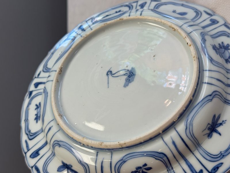 A Chinese blue and white plate with birds in a landscape - 图17