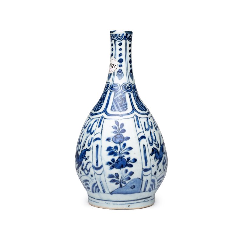 A pair of Chinese blue and white 'Flying Horses' pear-shaped bottle vases - 图5