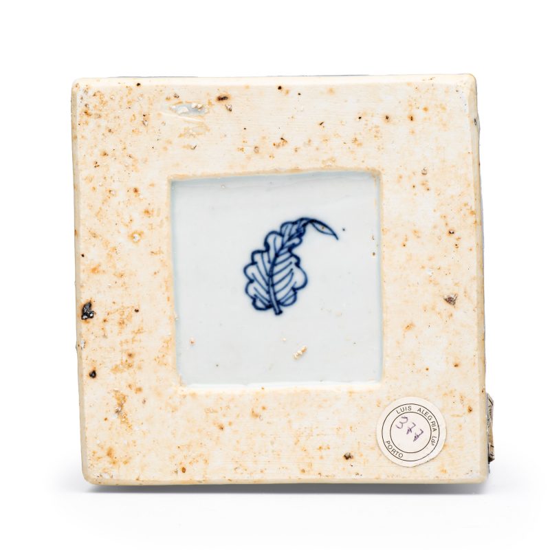 A pair of Chinese blue and white 'Blossoming Flower Branches' square flasks and covers - 图8