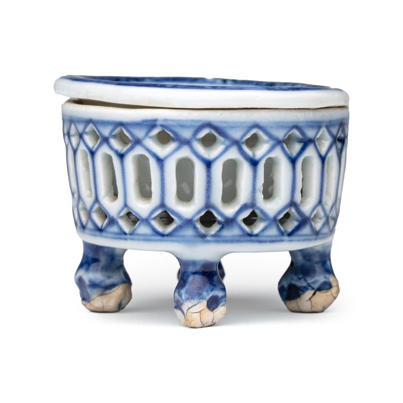 Three Chinese blue and white reticulated salts after European silver models - 图21