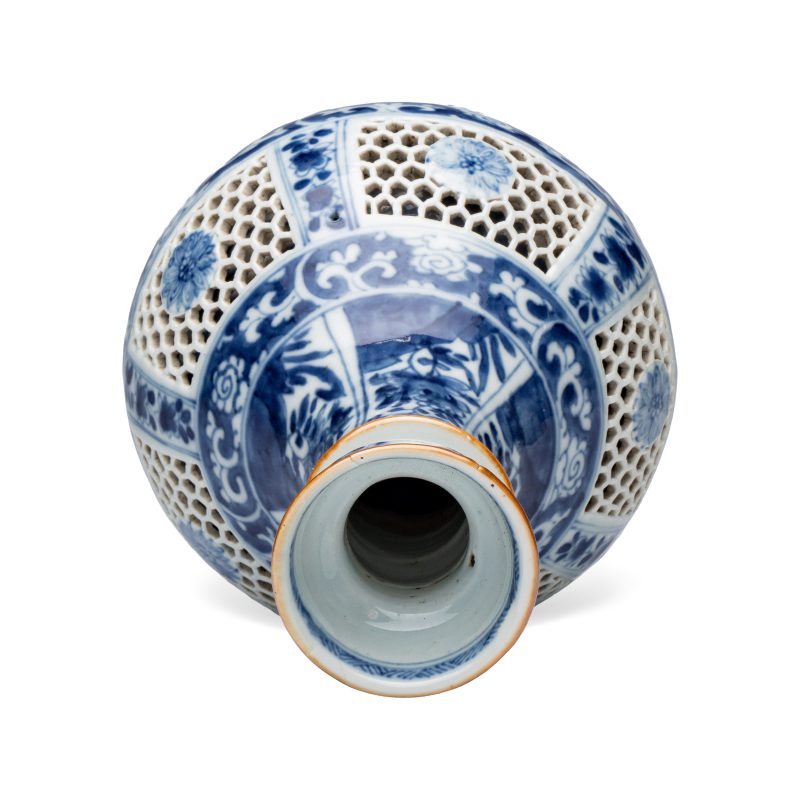 A pair of Chinese blue and white double-walled 'Linglong' hookah bases - 图6