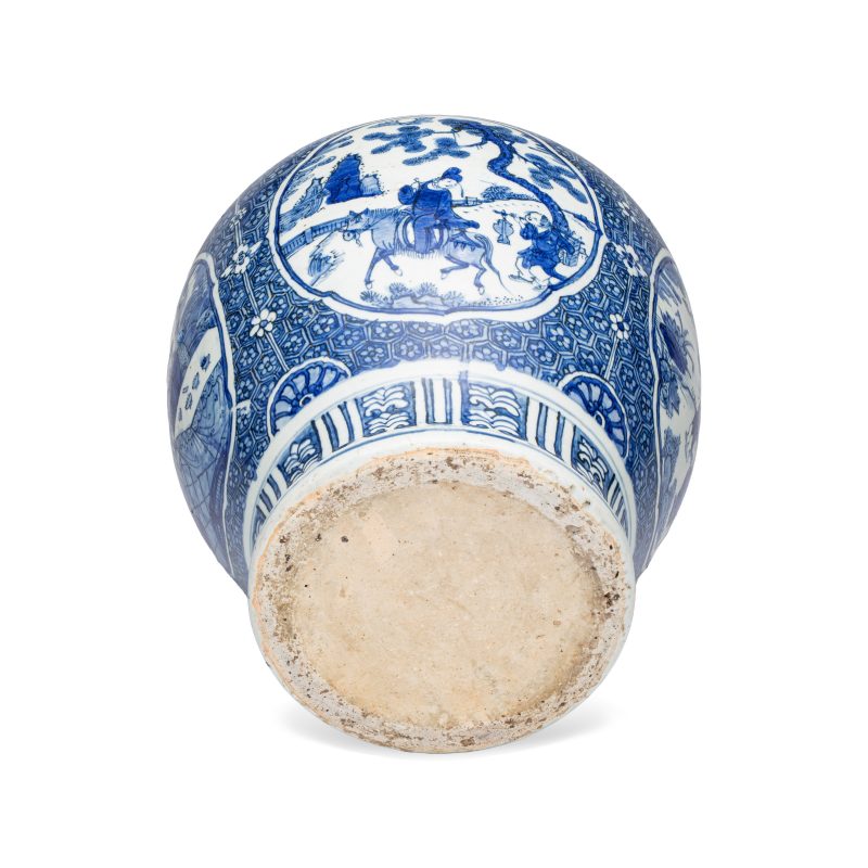 A fine Chinese blue and white vase and cover with narrative design - 图9