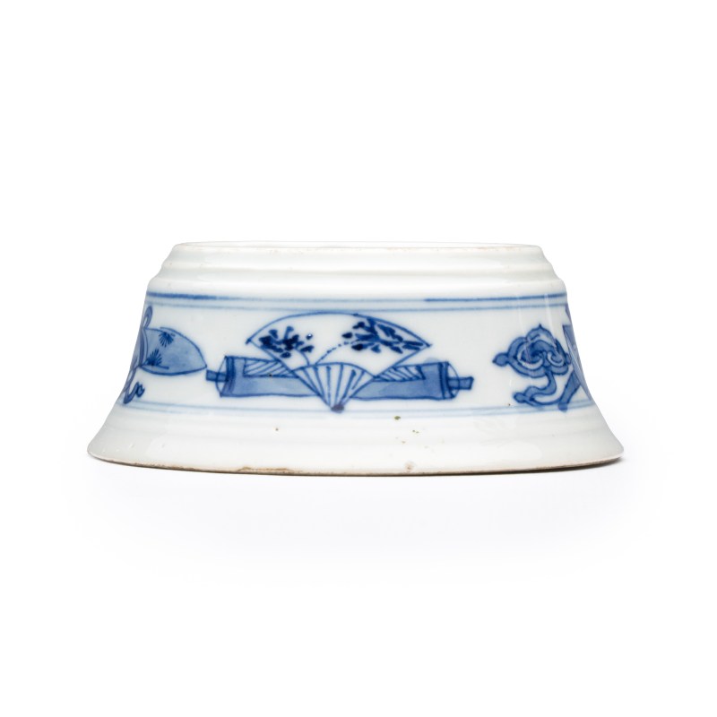 A pair of Chinese blue and white salt trenchers with antiquities design - 图9