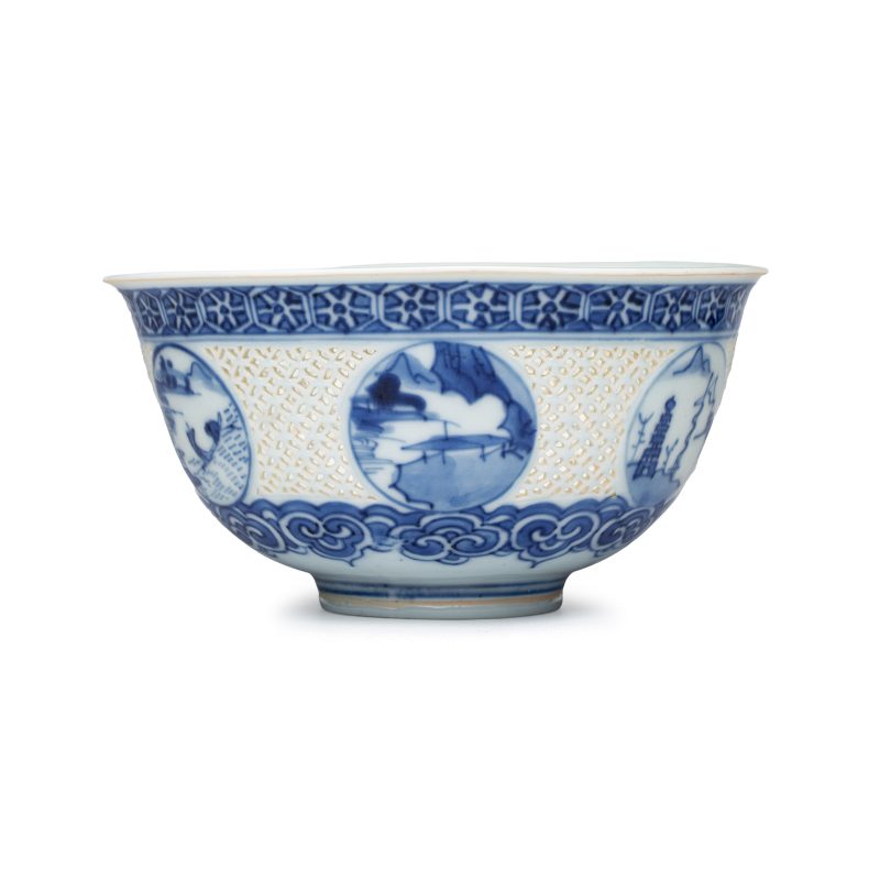 A pair of Chinese blue and white reticulated 'Linglong' bowls with landscape panels - 图14