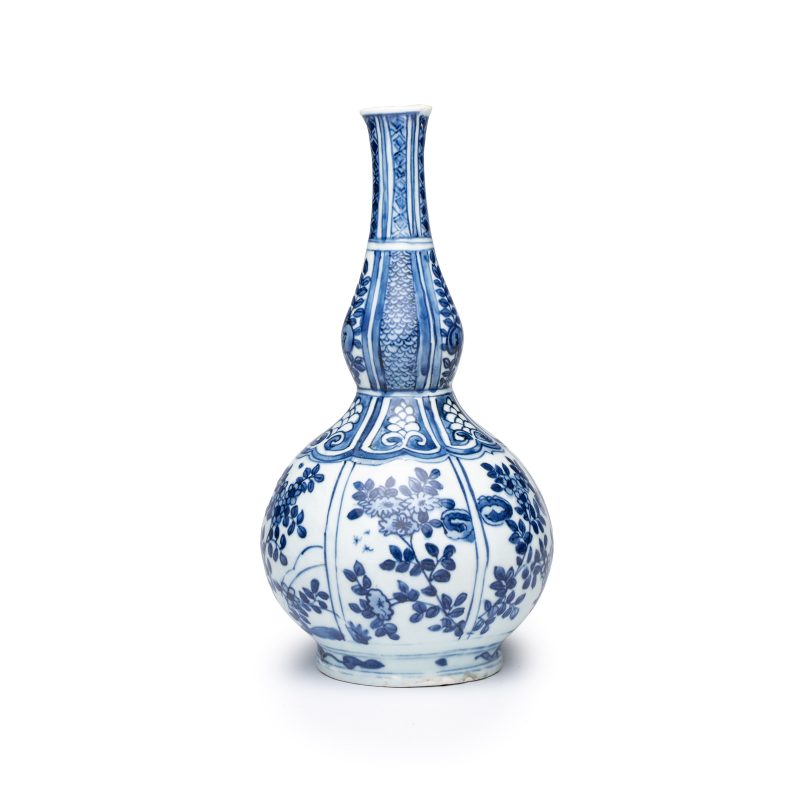 A Chinese blue and white double-gourd vase with floral design - 图3