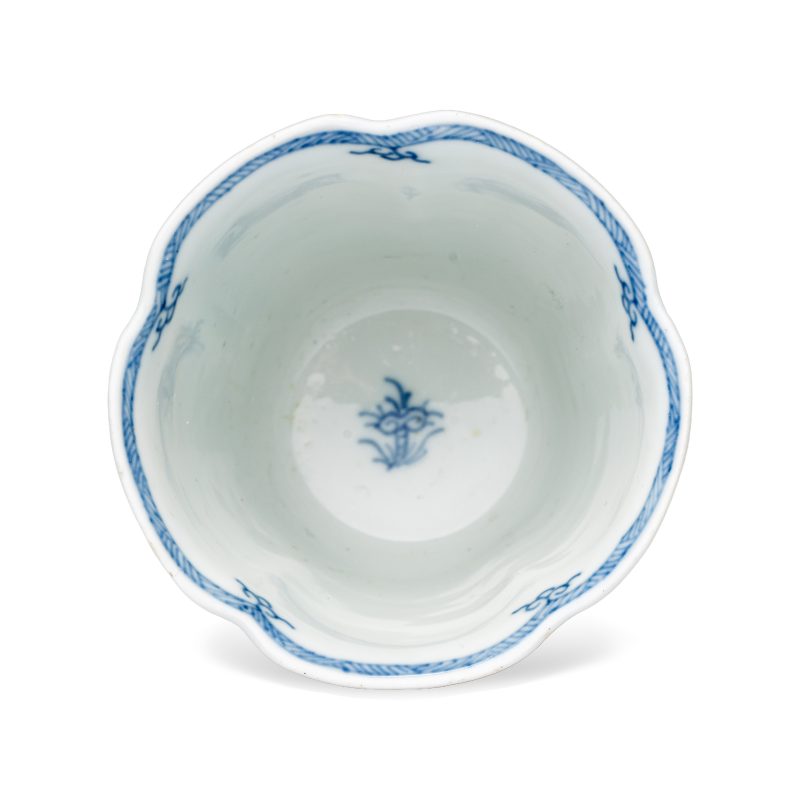 A rare Chinese blue and white 'Mountainous Landscape' lobed goblet - 图6