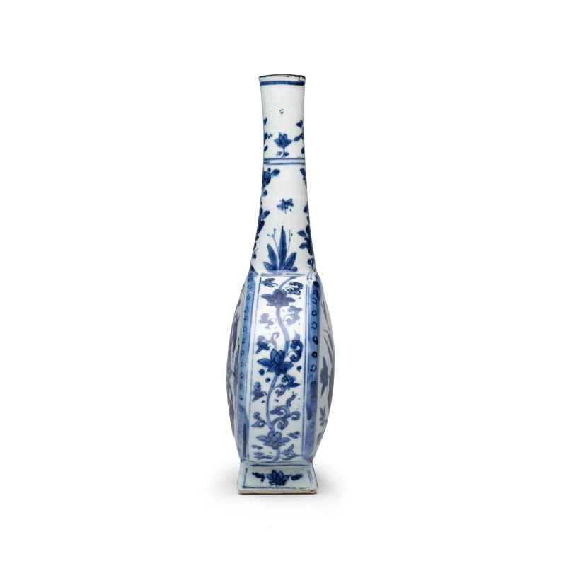 A rare and important Chinese armorial blue and white bottle vase with Royal Spanish arms - 图5