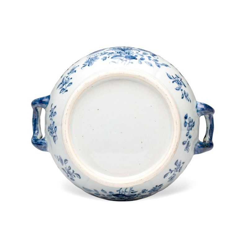 A pair of Chinese blue and white covered tureens with floral design - 图15